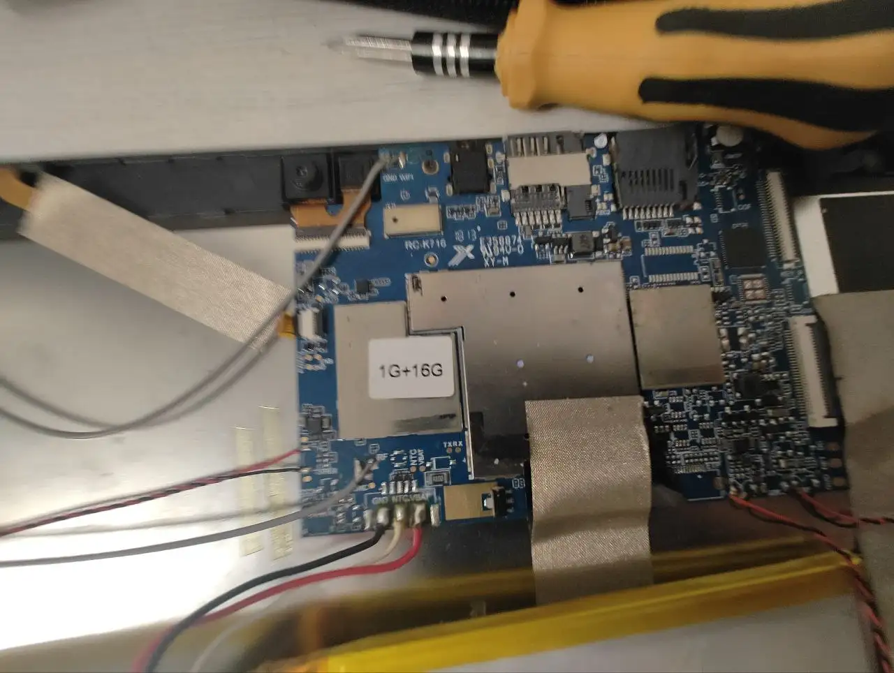 Планшет сломанный, вздулась батарея, возможен обмен - Планшеты (Электроника) в Барнаул