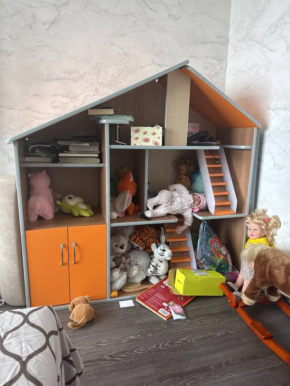 Продам большой домик с небольшими царапинами - Барахолка в Барнаул