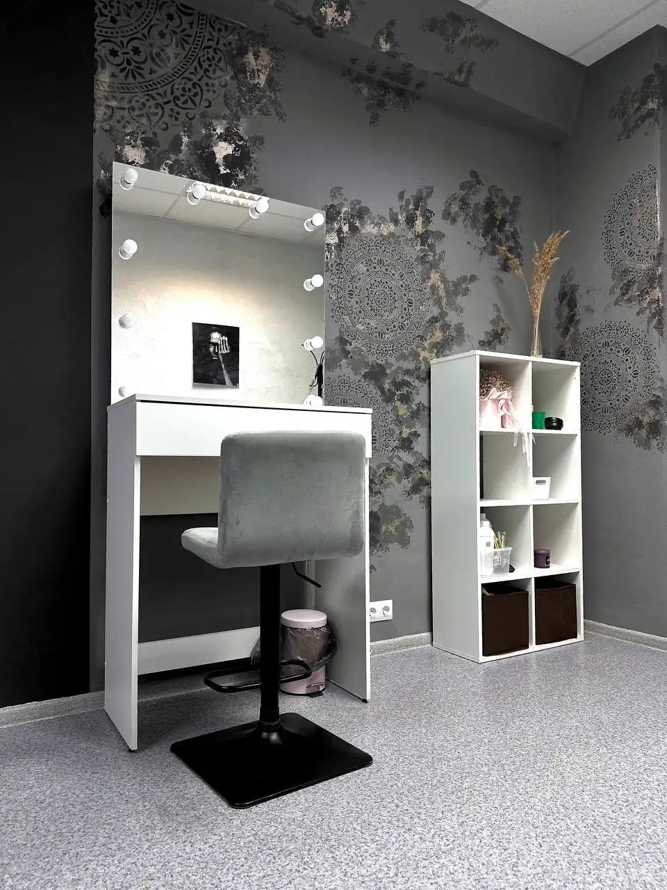 Комплект мебели: гримерное зеркало, стул мастера, стеллаж ИКЕА - Мебель (Барахолка) в Барнаул