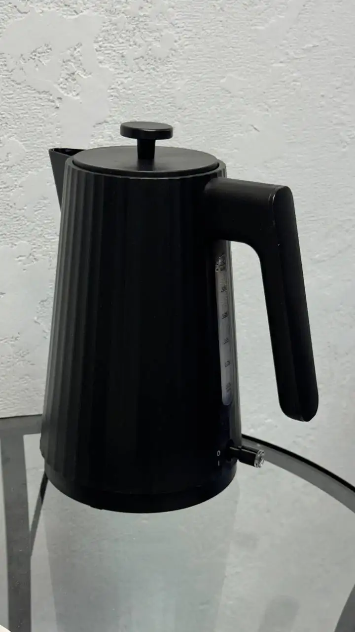 Чайник в идеальном состоянии - Кухонная техника (Для дома и дачи) в Барнаул