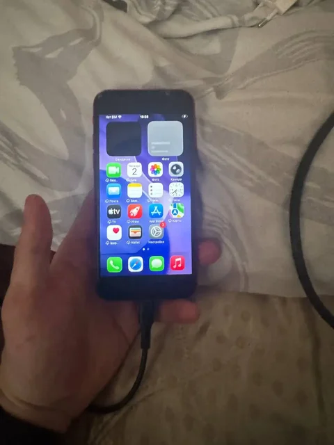 Айфон SE 2020 с трещиной на экране - Видеокарты в Барнаул