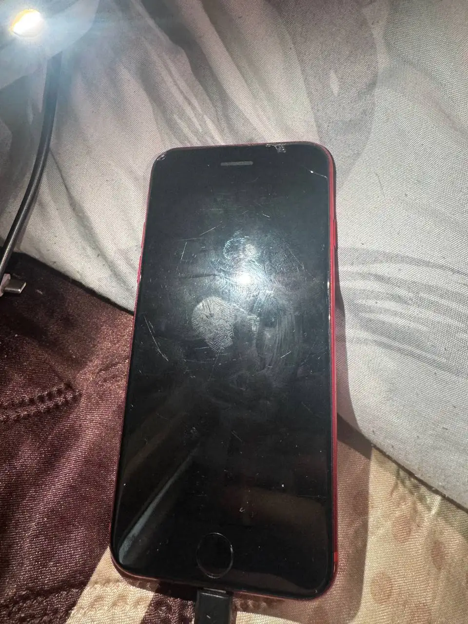 Айфон SE 2020 с трещиной на экране - Смартфоны (Электроника) в Барнаул