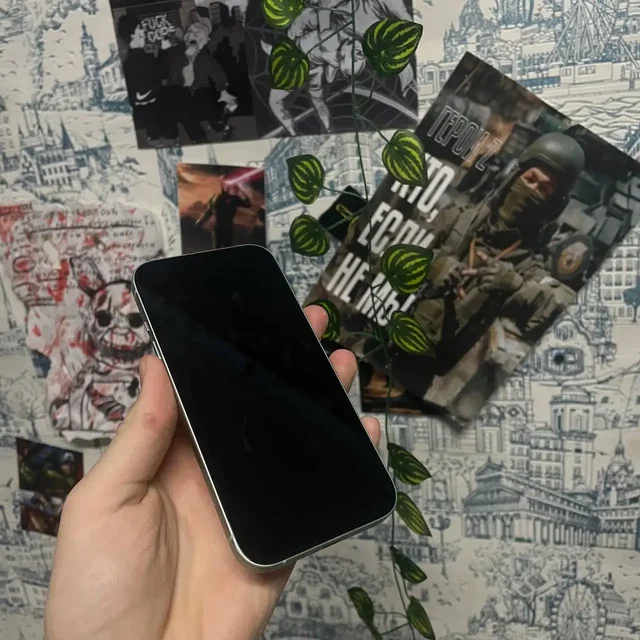 Айфон 15 128 ГБ с царапинами на экране - Видеокарты в Барнаул