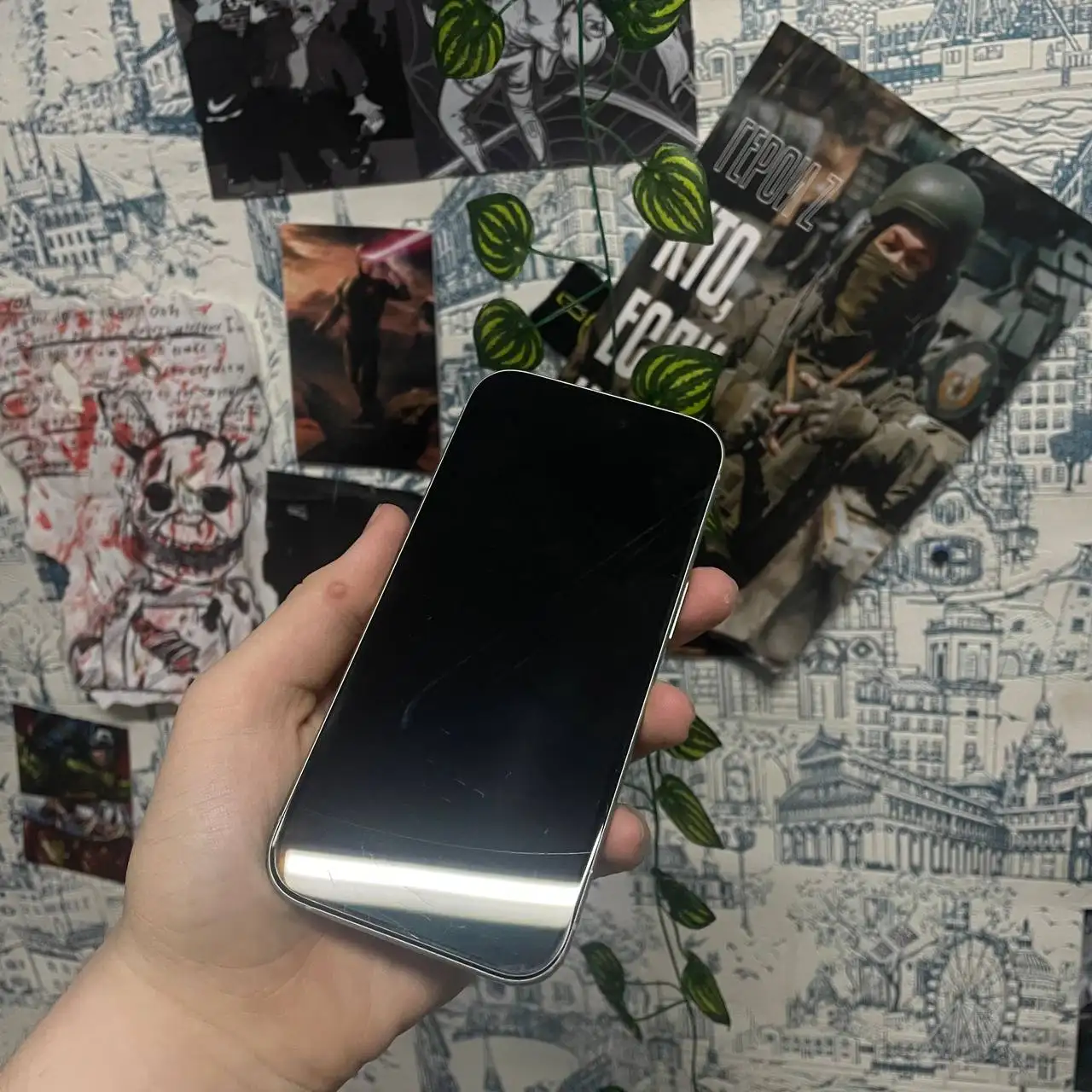 Айфон 15 128 ГБ с царапинами на экране - Смартфоны (Электроника) в Барнаул