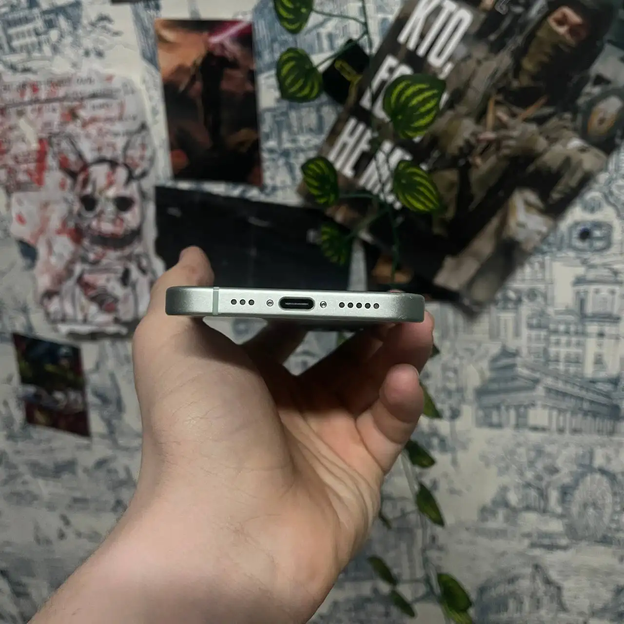 Айфон 15 128 ГБ с царапинами на экране - Смартфоны (Электроника) в Барнаул