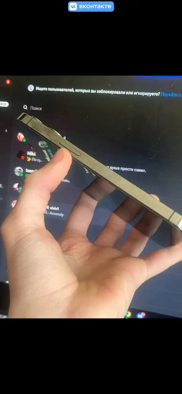 iPhone в удовлетворительном состоянии с мелкими повреждениями экрана - Смартфоны (Электроника) в Барнаул