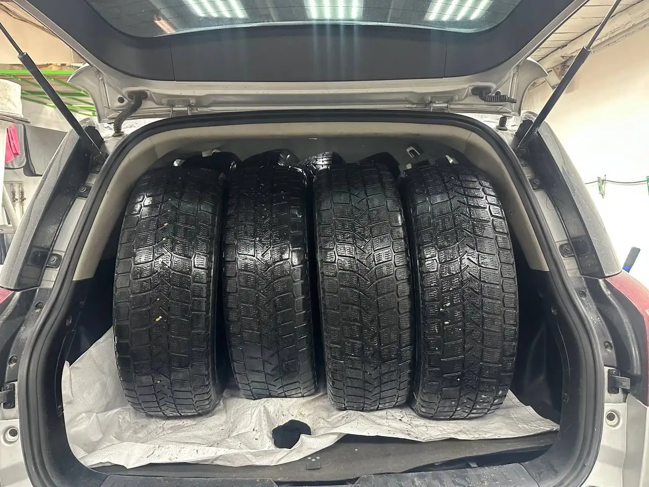 Шины Maxxis 225/65 R17 липучка - Шины (Запчасти) в Барнаул