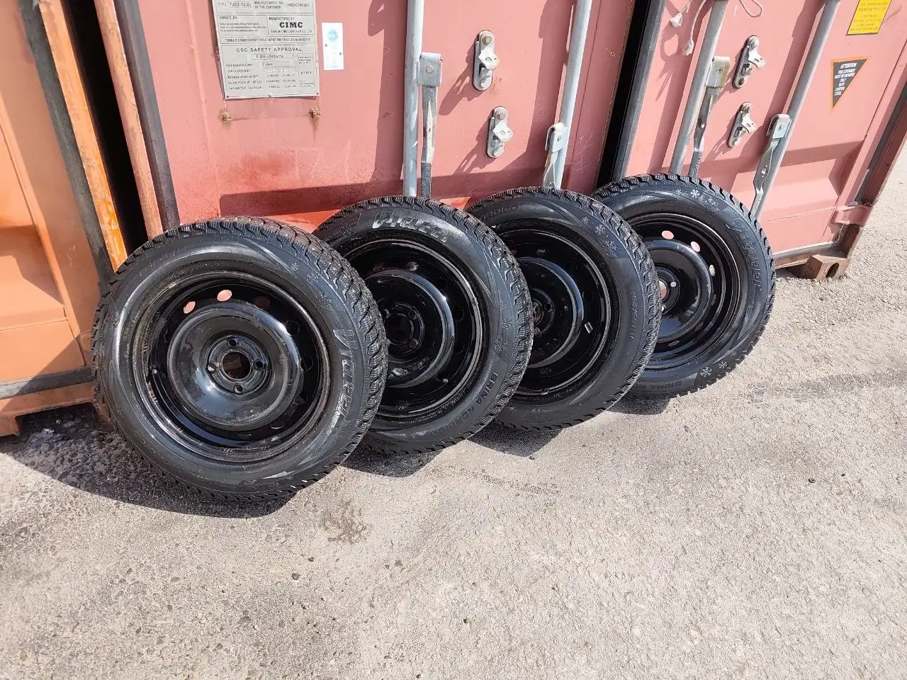 Комплект зимних колес R15 185/65 с шипами - Шины и диски (Запчасти) в Барнаул