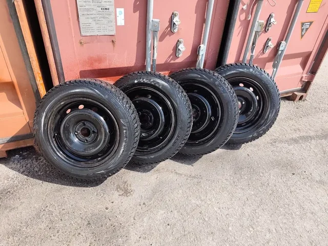 Комплект зимних колес R15 185/65 с шипами - Кузовные детали в Барнаул