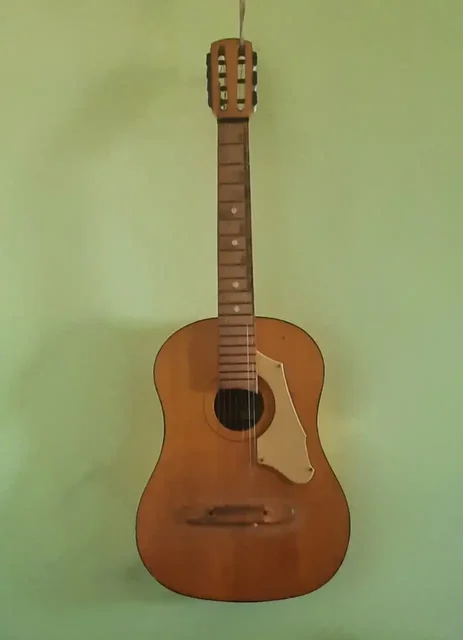 Продам семиструнную гитару 1971 года - Сувениры в Барнаул