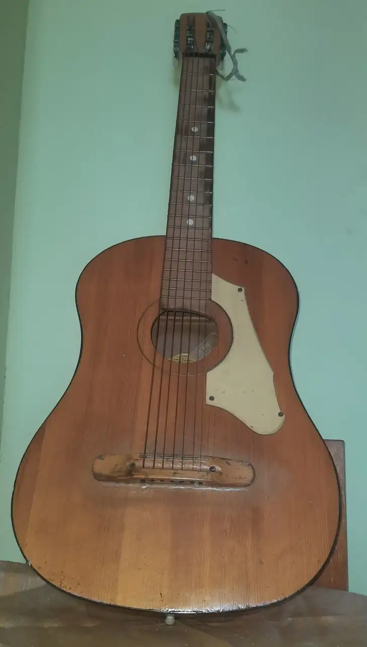 Продам семиструнную гитару 1971 года - музыкальные инструменты (Хобби и отдых) в Барнаул
