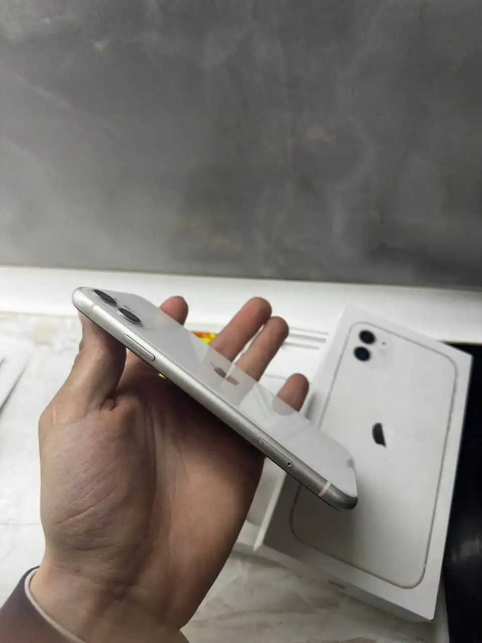 Б/У iPhone 11 128GB White - Электроника в Барнаул