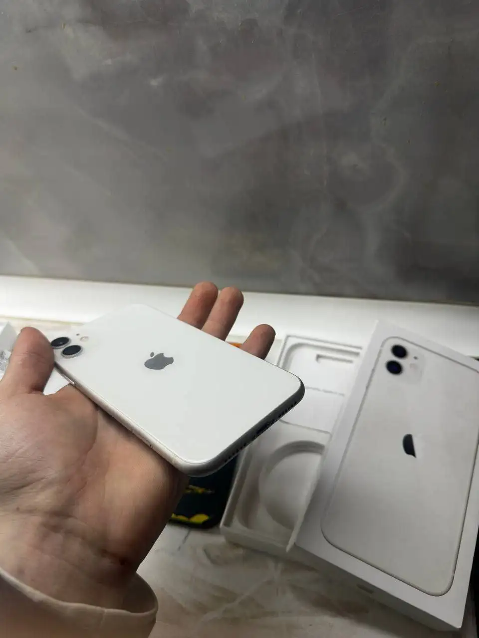 Б/У iPhone 11 128GB White - Электроника в Барнаул
