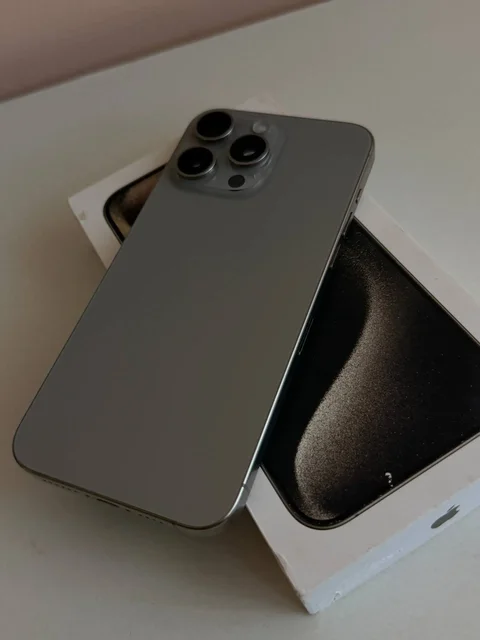 iPhone 15 Pro Max 256GB с дефектом экрана - Плееры и камеры в Барнаул