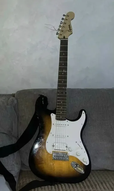 Продам электрогитару Fender Squier Stratocaster - Самокаты и скейтборды в Барнаул
