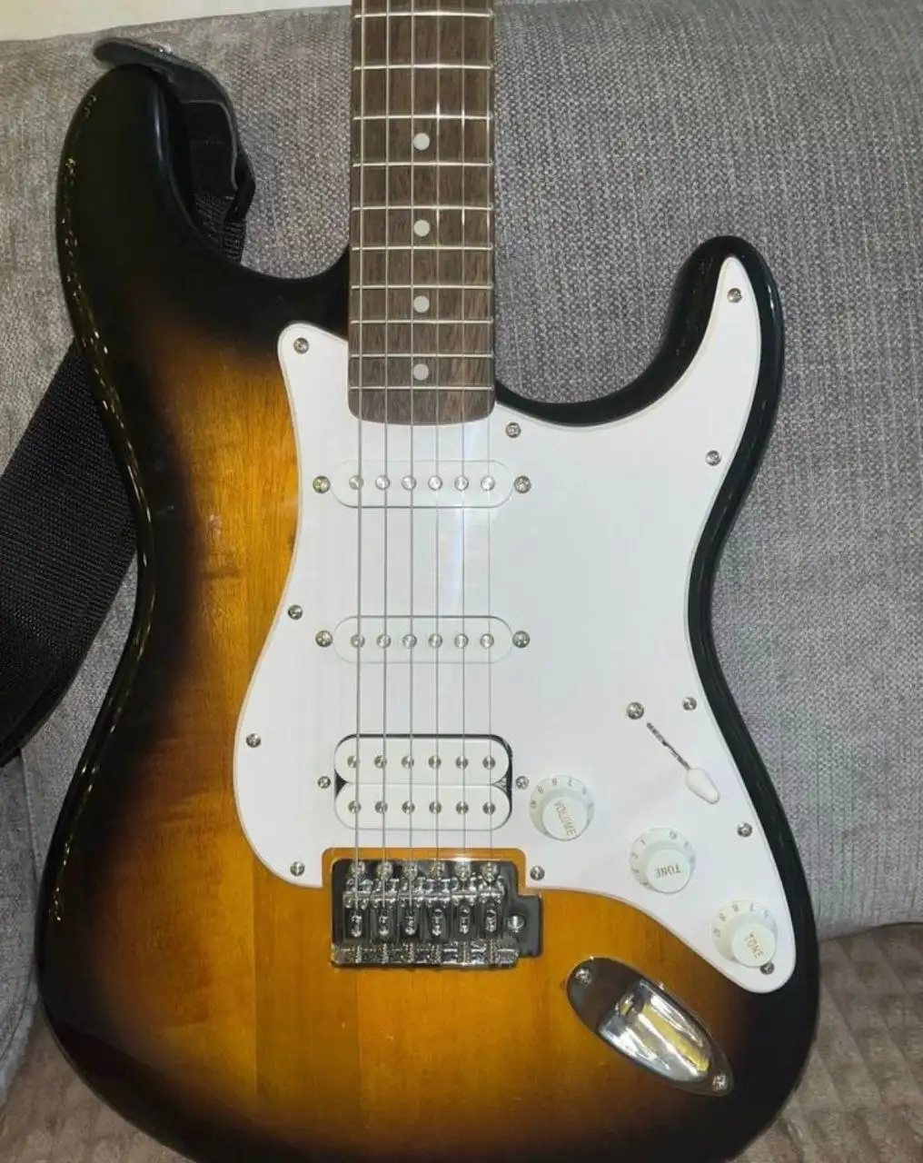 Продам электрогитару Fender Squier Stratocaster - Музыкальные инструменты (Хобби и отдых) в Барнаул