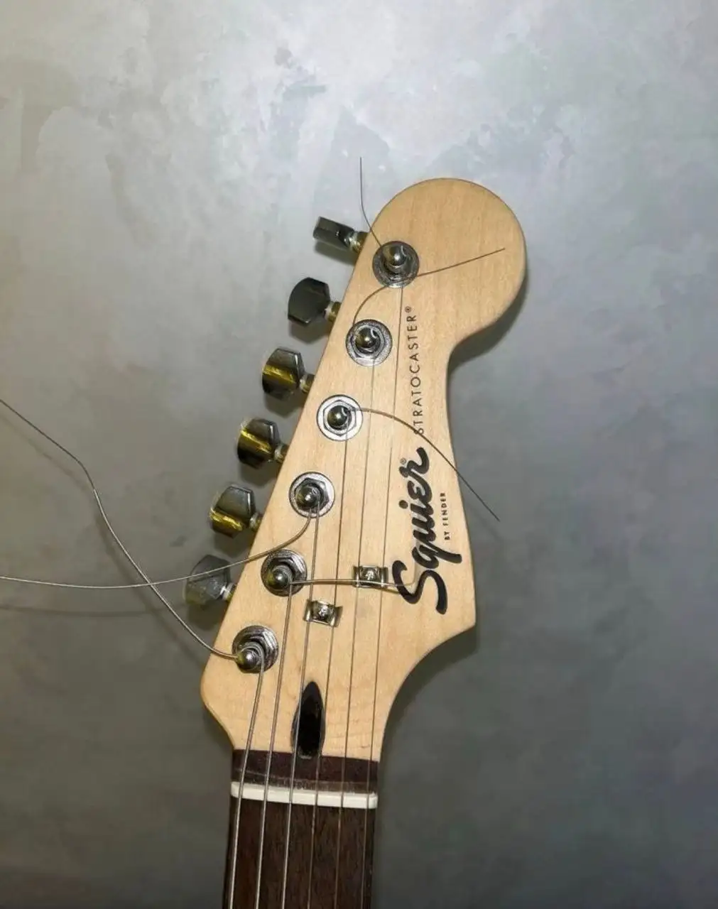 Продам электрогитару Fender Squier Stratocaster - Музыкальные инструменты (Хобби и отдых) в Барнаул