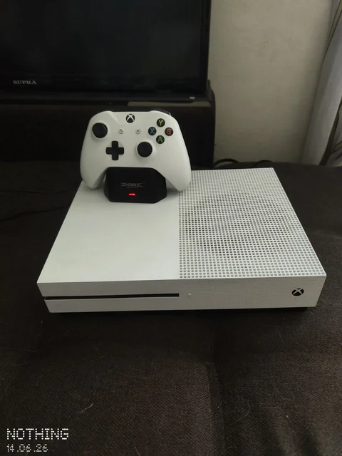 Xbox One S в идеальном состоянии - Мобильная техника в Барнаул