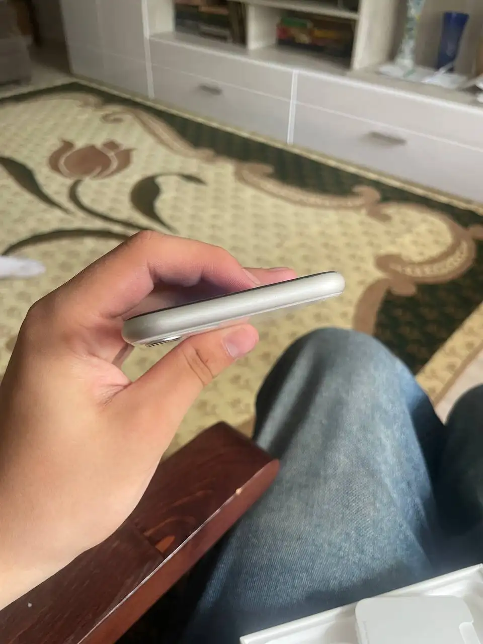 Продам iPhone 11 белый и красный - Смартфоны (Электроника) в Барнаул