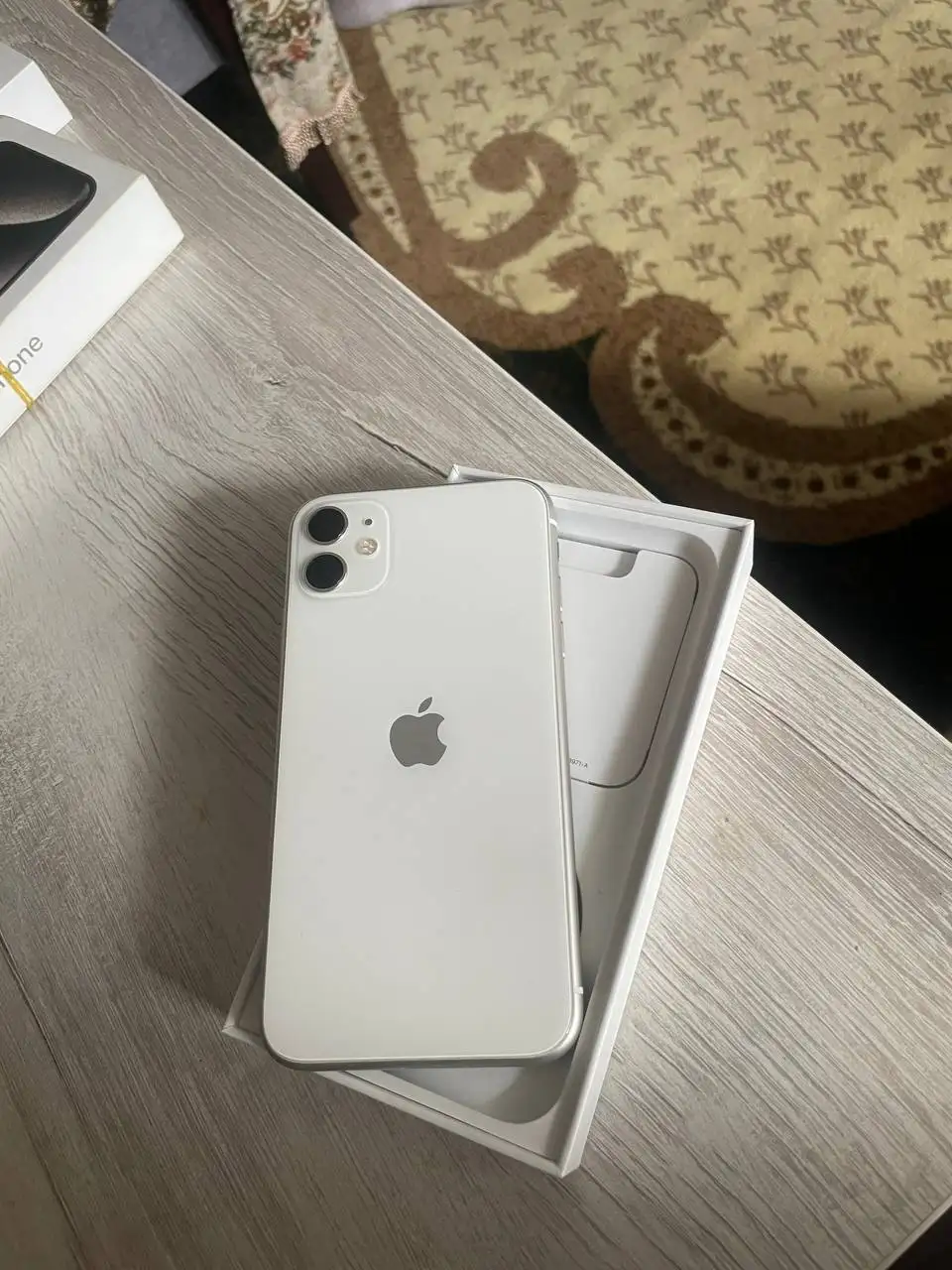 Продам iPhone 11 белый и красный - Смартфоны (Электроника) в Барнаул