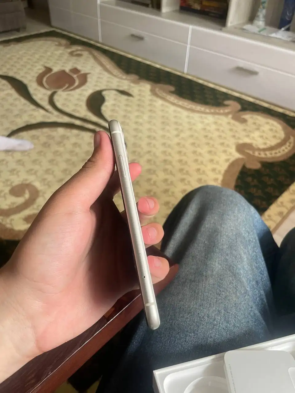 Продам iPhone 11 белый и красный - Смартфоны (Электроника) в Барнаул