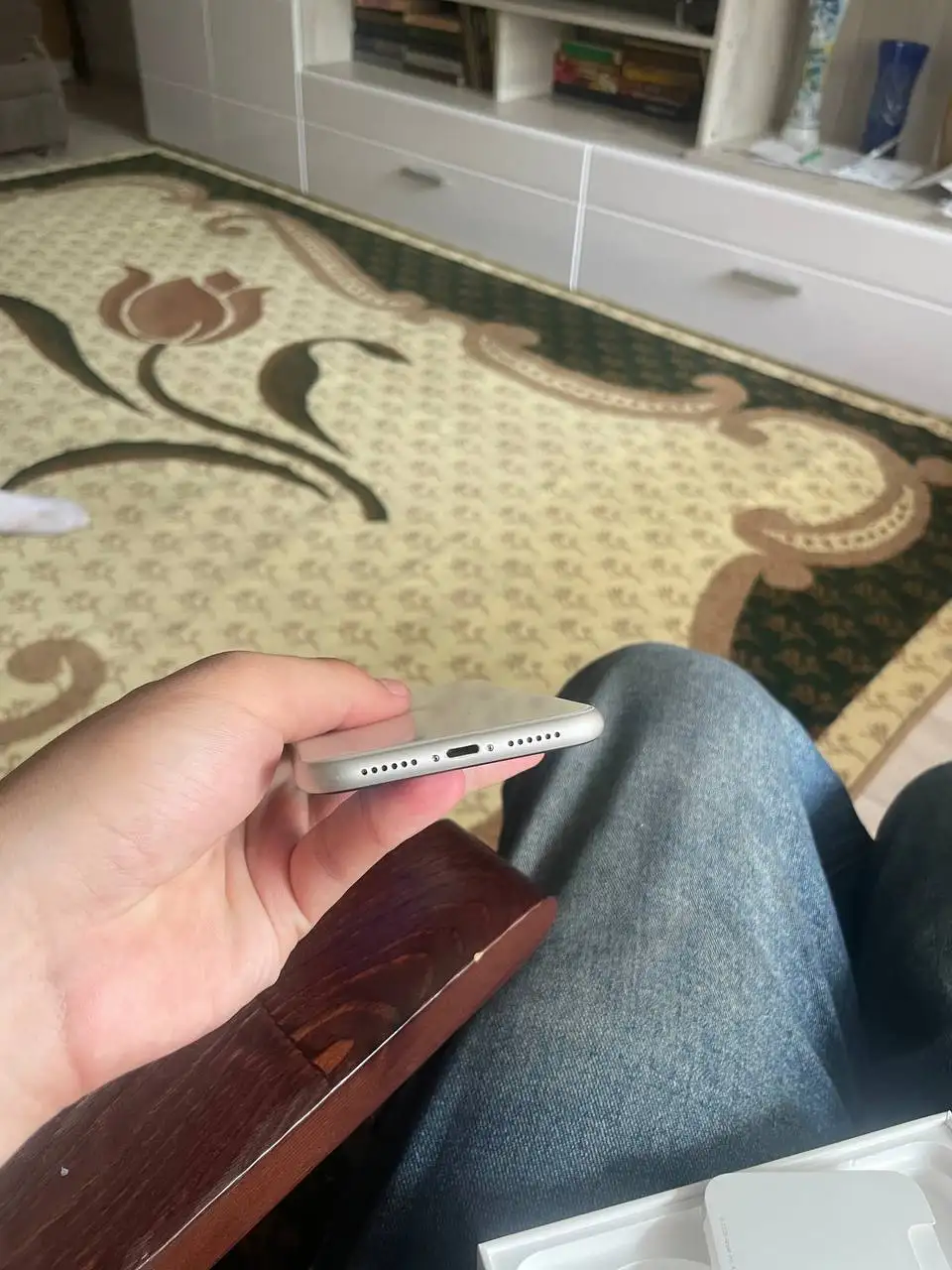 Продам iPhone 11 белый и красный - Смартфоны (Электроника) в Барнаул
