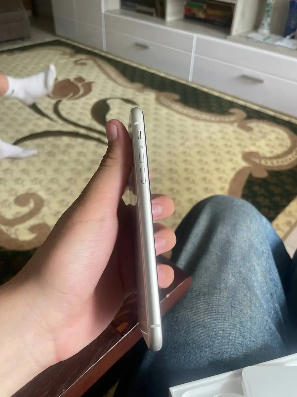 Продам iPhone 11 белый и красный - Смартфоны (Электроника) в Барнаул