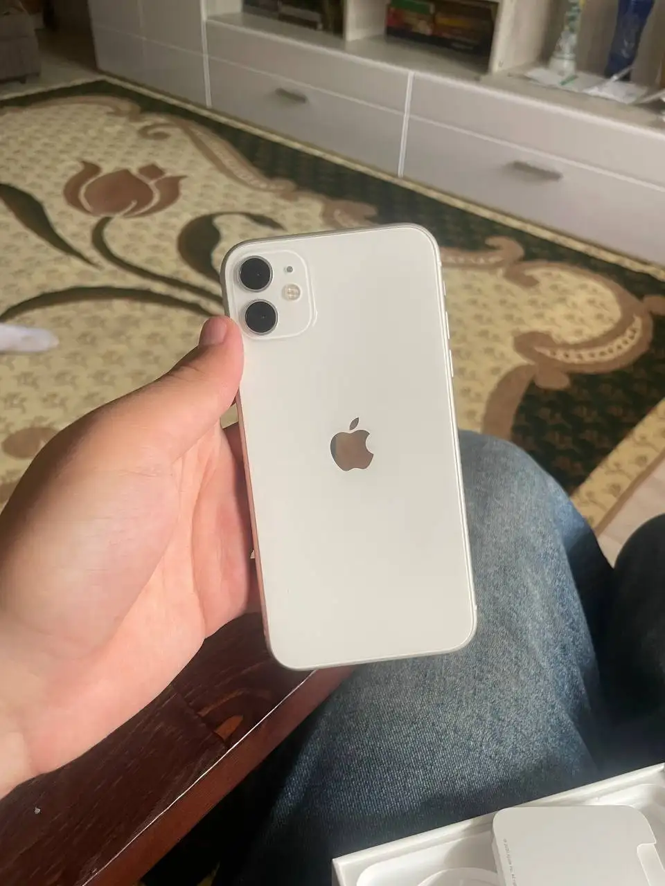Продам iPhone 11 белый и красный - Смартфоны (Электроника) в Барнаул