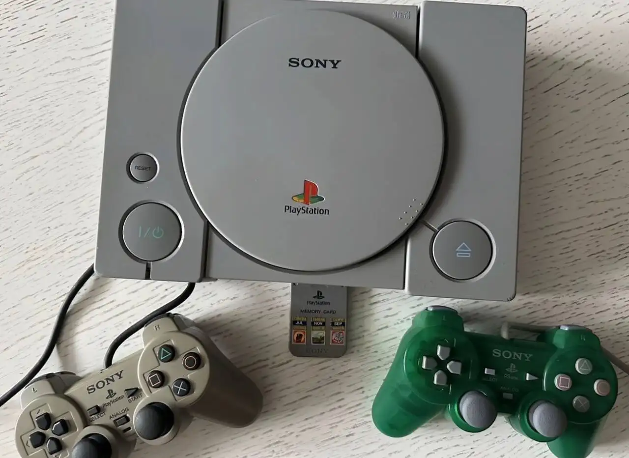 Sony PlayStation 1 с геймпадами и дисками - Игровые приставки (Электроника) в Барнаул