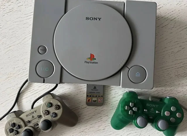 Sony PlayStation 1 с геймпадами и дисками - Смартфоны, планшеты в Барнаул