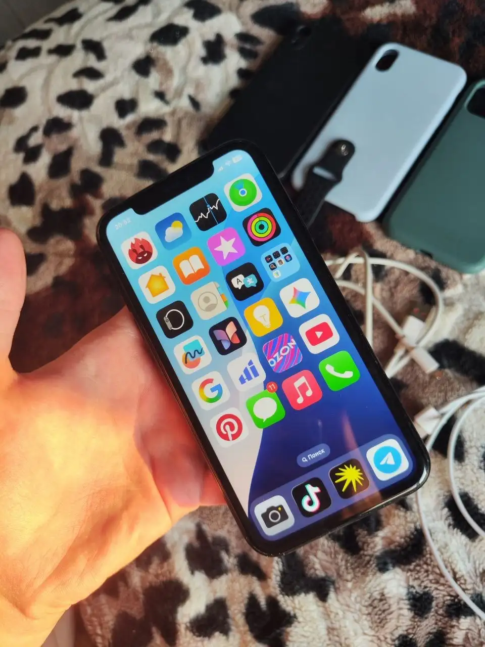 iPhone XR + Apple Watch Series 4 40mm - Смартфоны и аксессуары (Электроника) в Барнаул