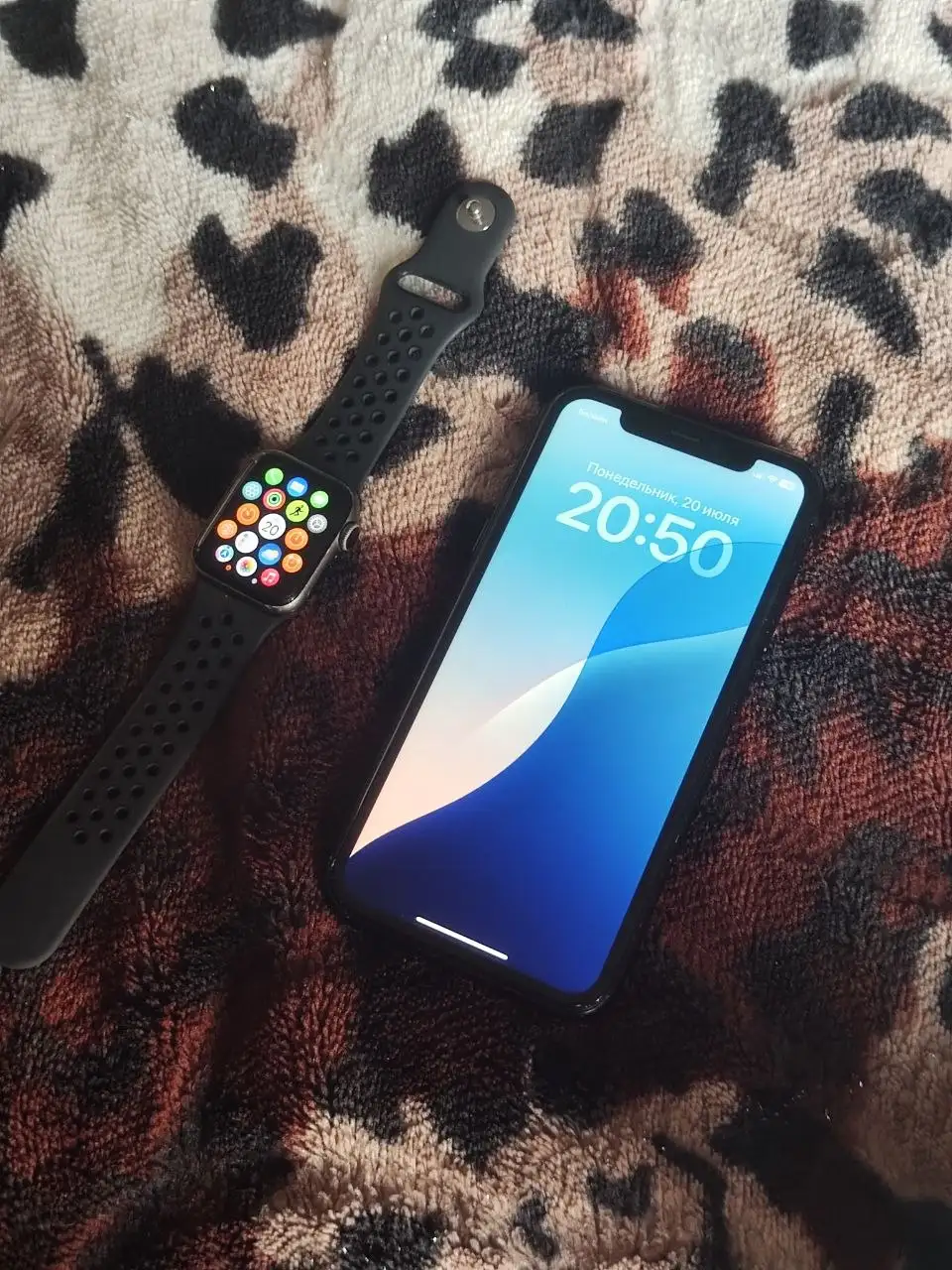 iPhone XR + Apple Watch Series 4 40mm - Смартфоны и аксессуары (Электроника) в Барнаул