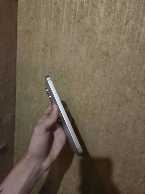 Samsung Galaxy S24 FE в хорошем состоянии с царапиной и вмятинами - Электроника в Барнаул