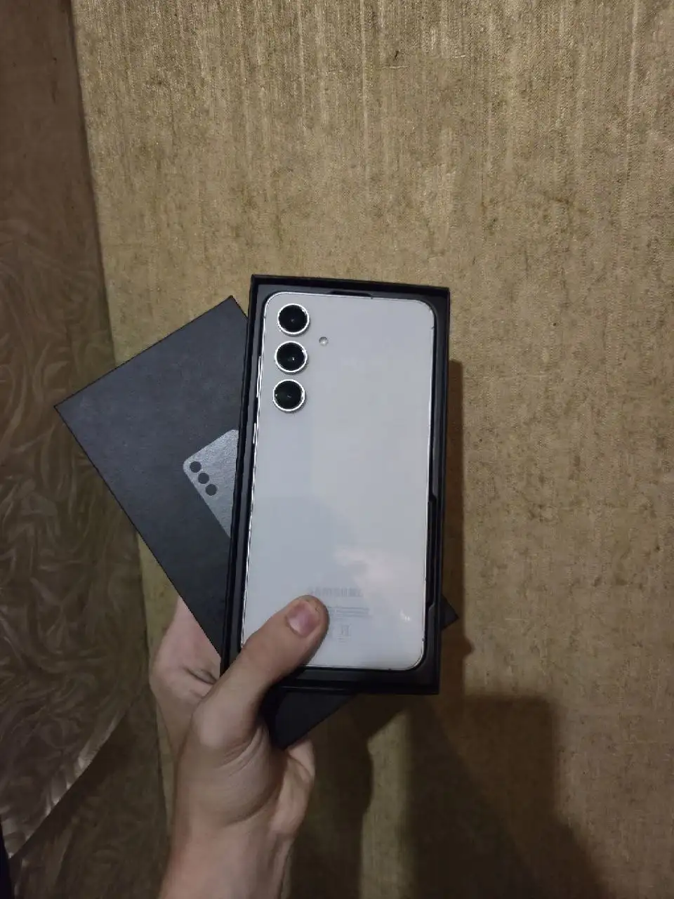 Samsung Galaxy S24 FE с царапиной и вмятинами - Телефоны (Электроника) в Барнаул