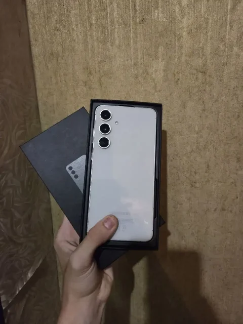 Samsung Galaxy S24 FE с царапиной и вмятинами - Блоки питания в Барнаул