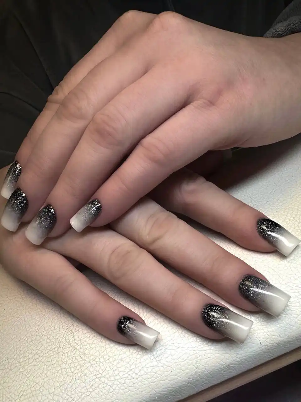 Маникюрные услуги в салоне