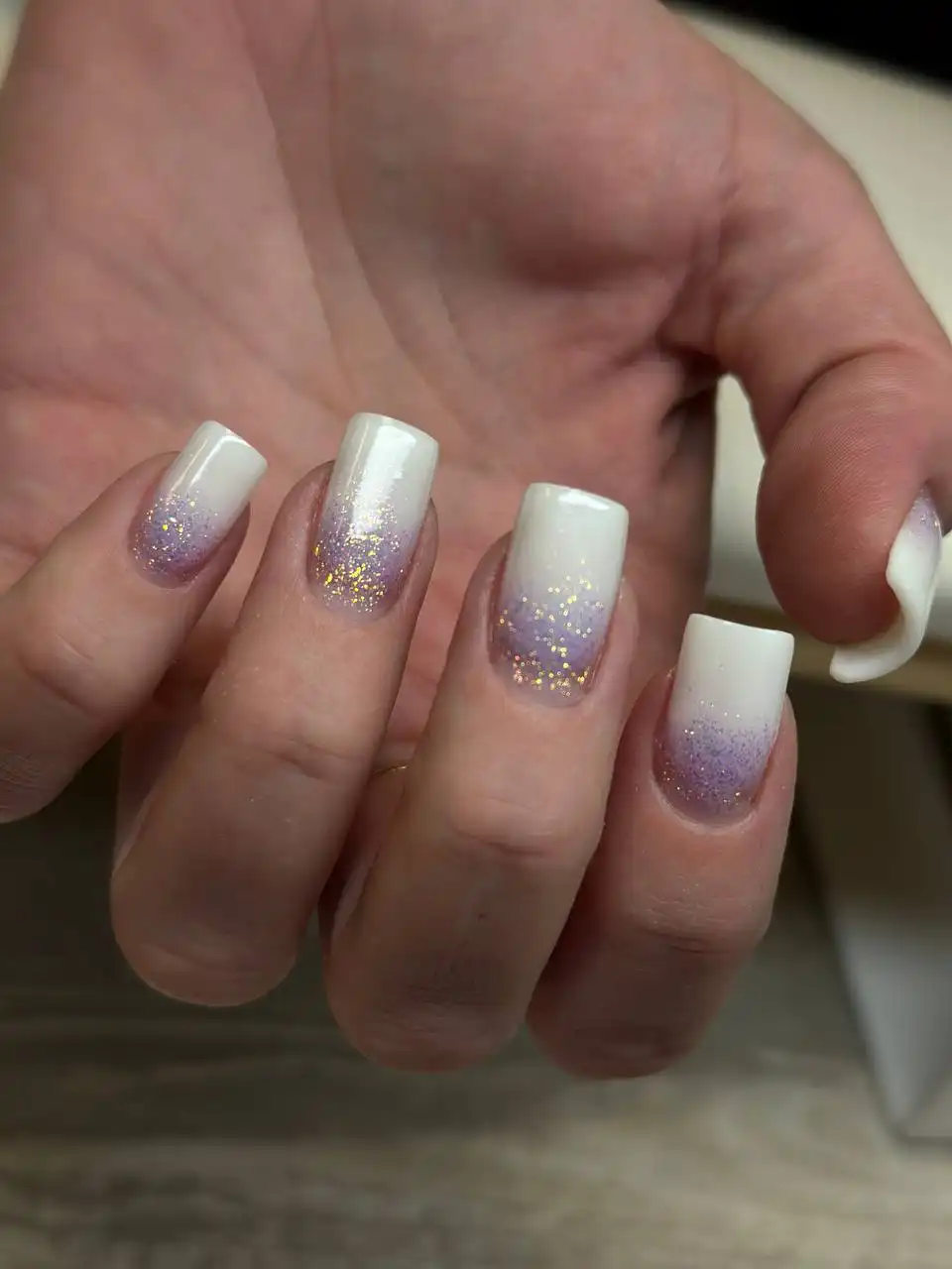 Маникюрные услуги в салоне