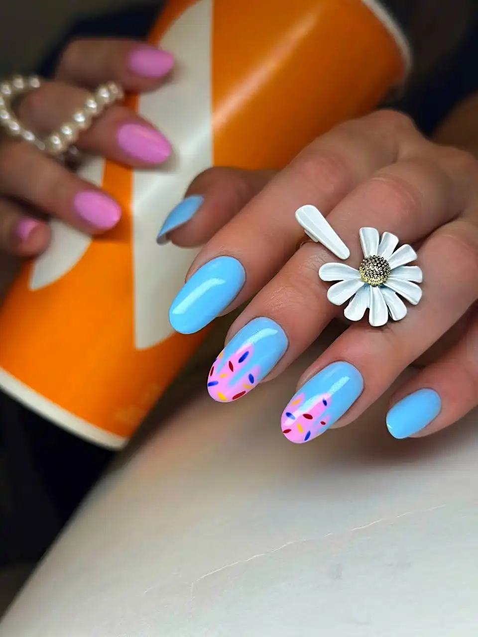 Маникюрные услуги в салоне