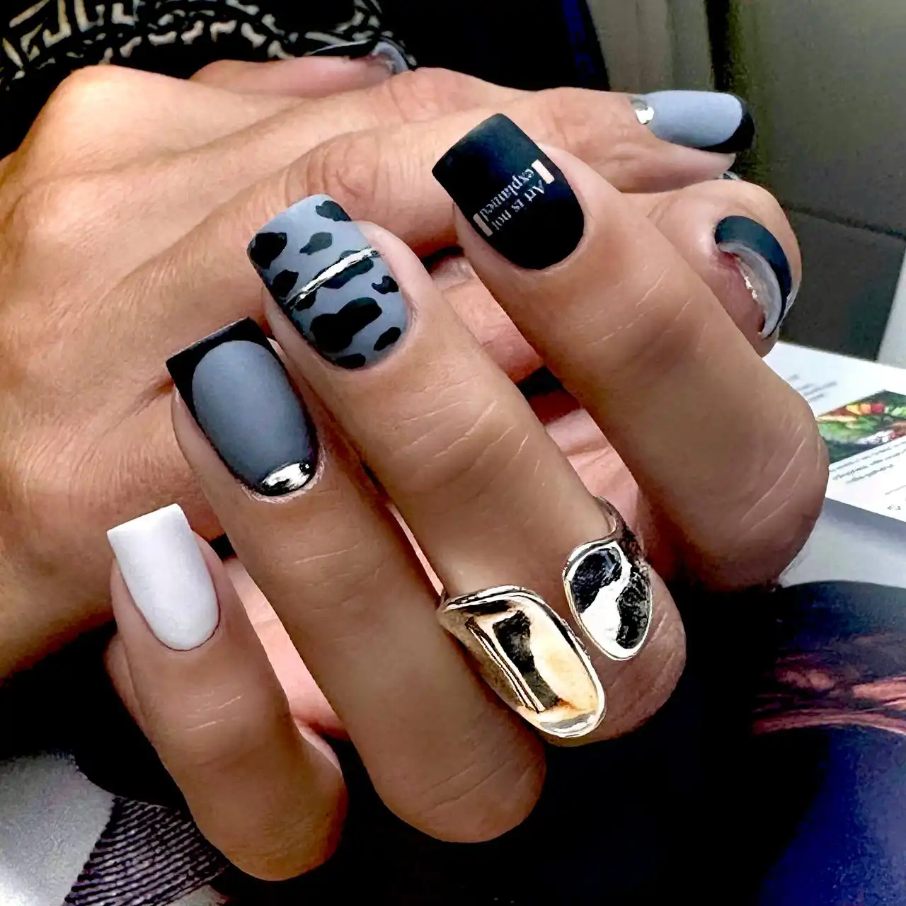 Маникюрные услуги в салоне