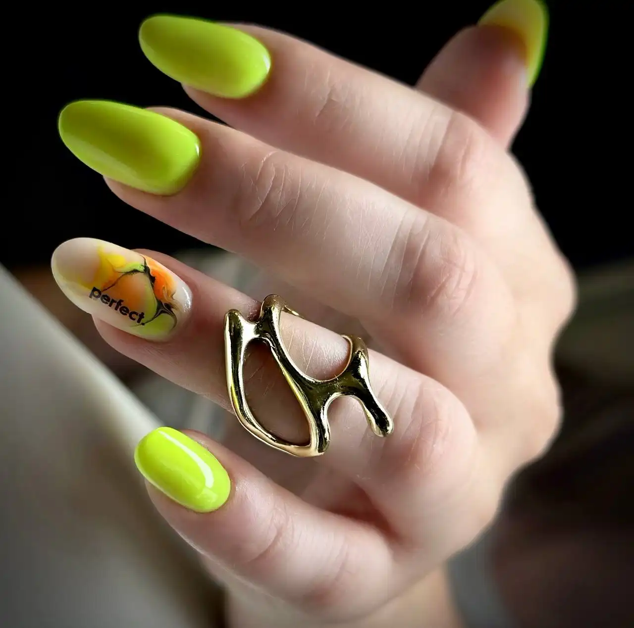 Маникюрные услуги в салоне