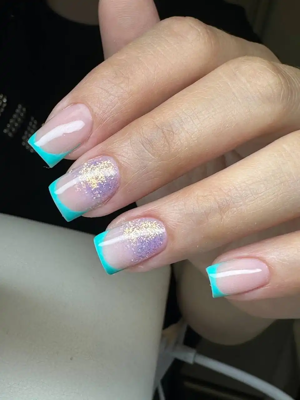 Маникюрные услуги в салоне