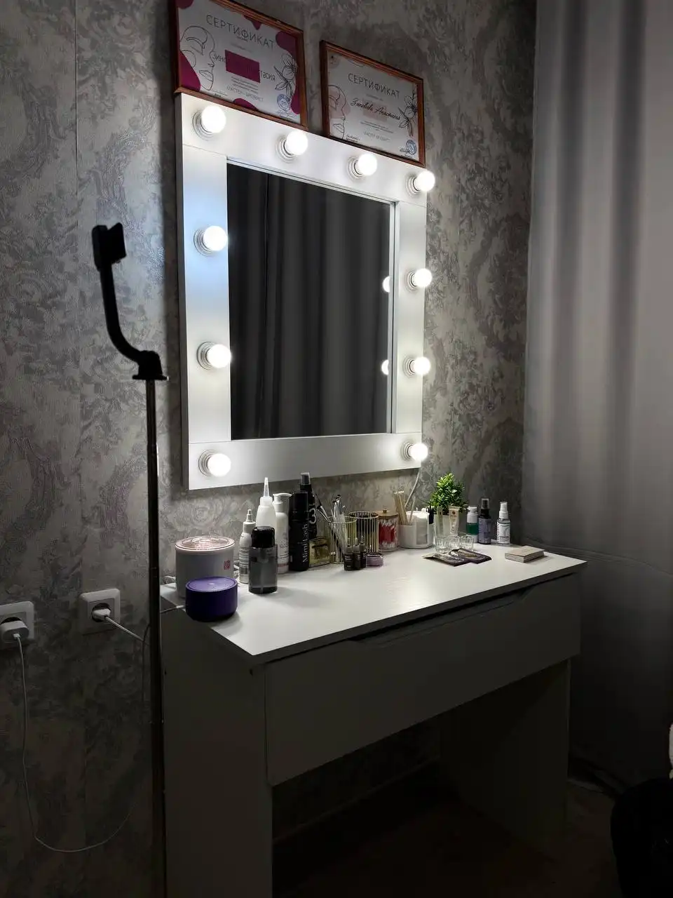 Профессиональный мастер по ламинированию ресниц и оформлению бровей