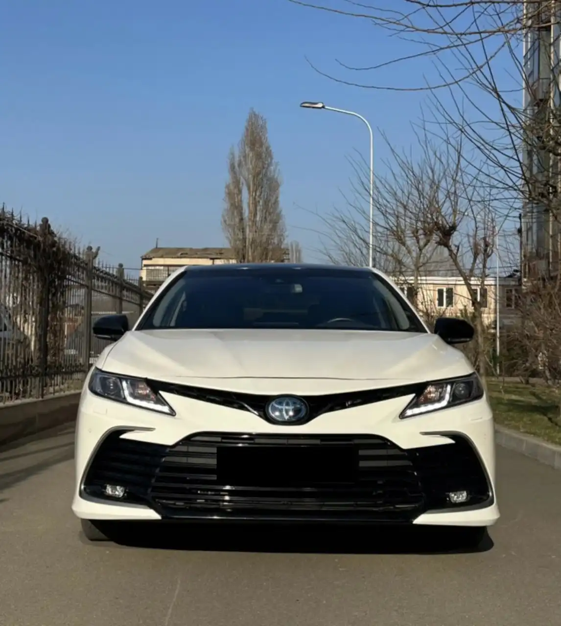 Продажа Toyota Camry 2021 года, гибрид, пробег 129 тыс. км