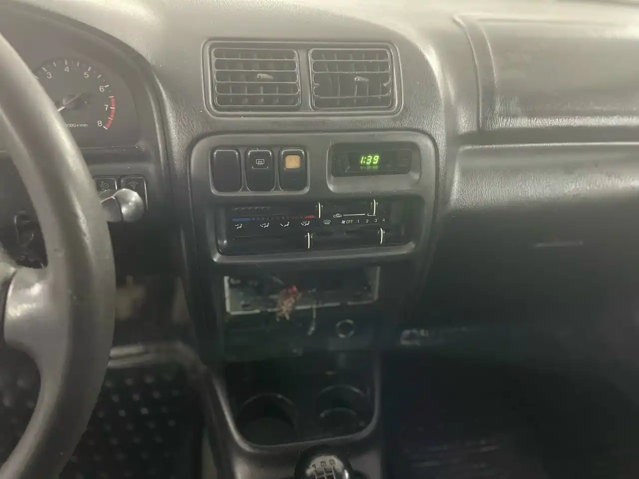 Продажа автомобиля Mazda 323 1997 года