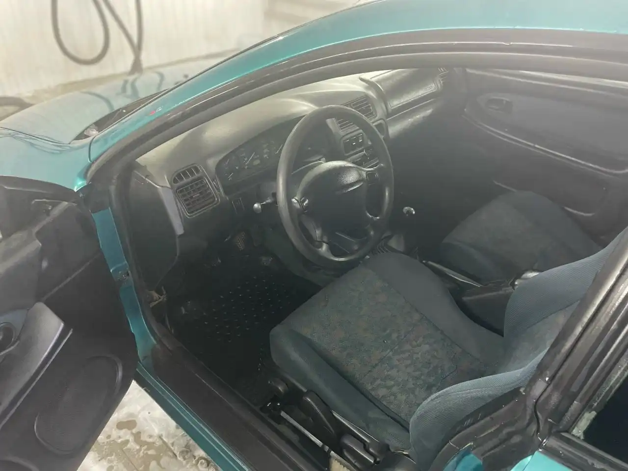 Продажа автомобиля Mazda 323 1997 года