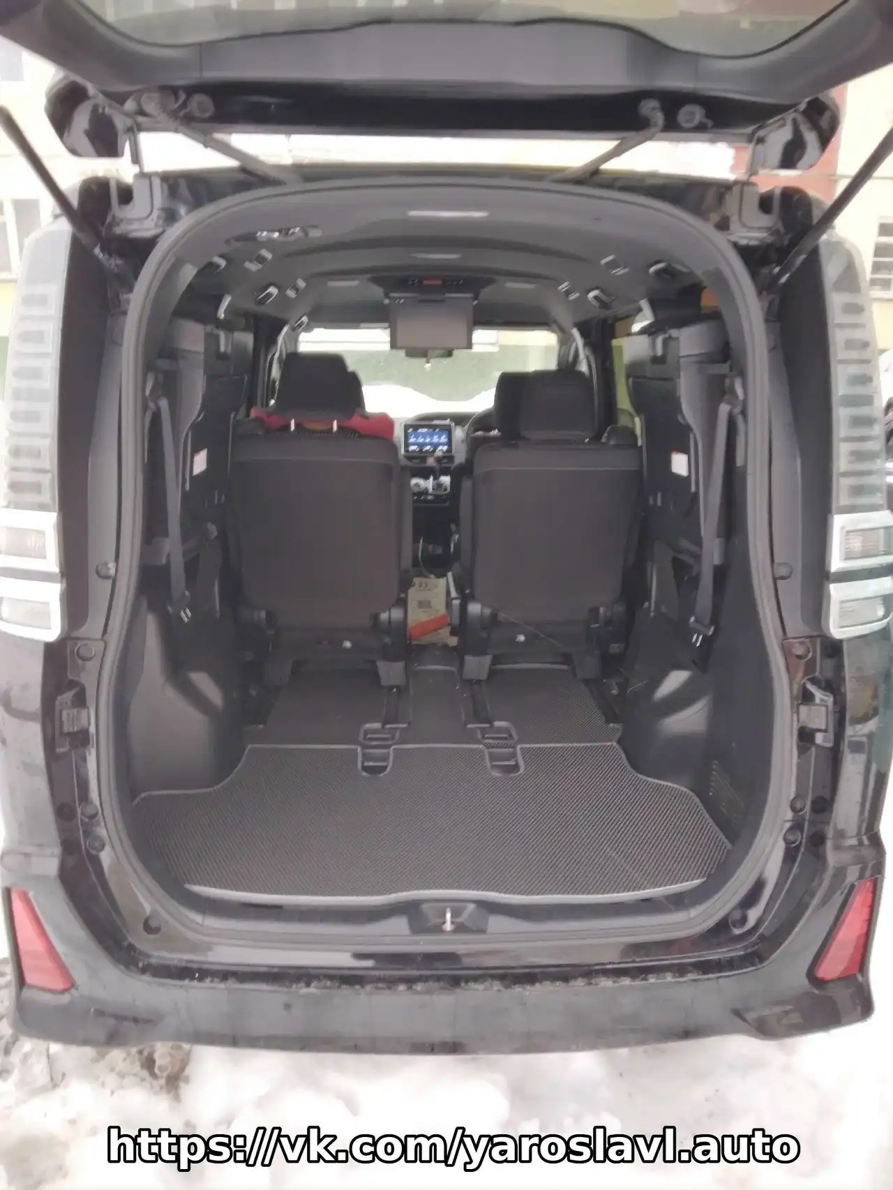 Продажа автомобиля Toyota Voxy 2020 года - Минивэны (Авто) в Ярославль