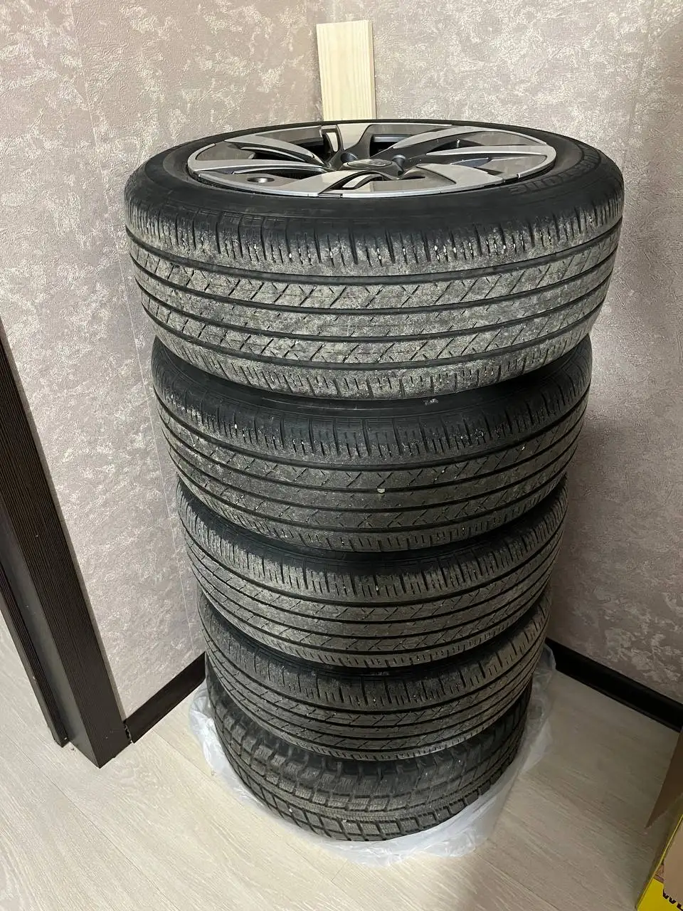 Колеса R17 205/55, 5 штук, 4 лета и одна запаска на зиме - Запчасти (Авто) в Иркутск