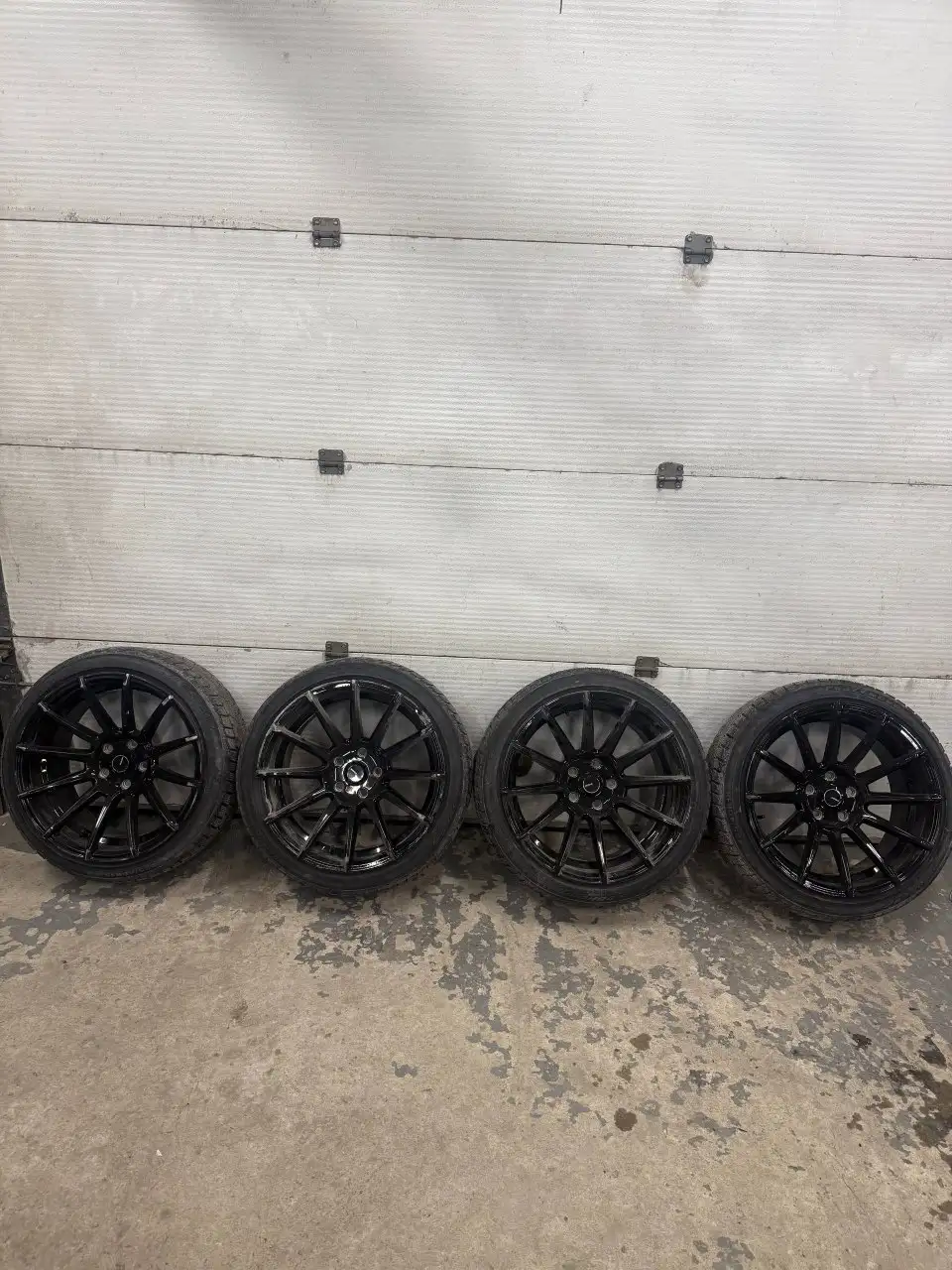 Диски и резина 225/40/18 зима с одним диском под ремонт - Запчасти (Авто) в Иркутск