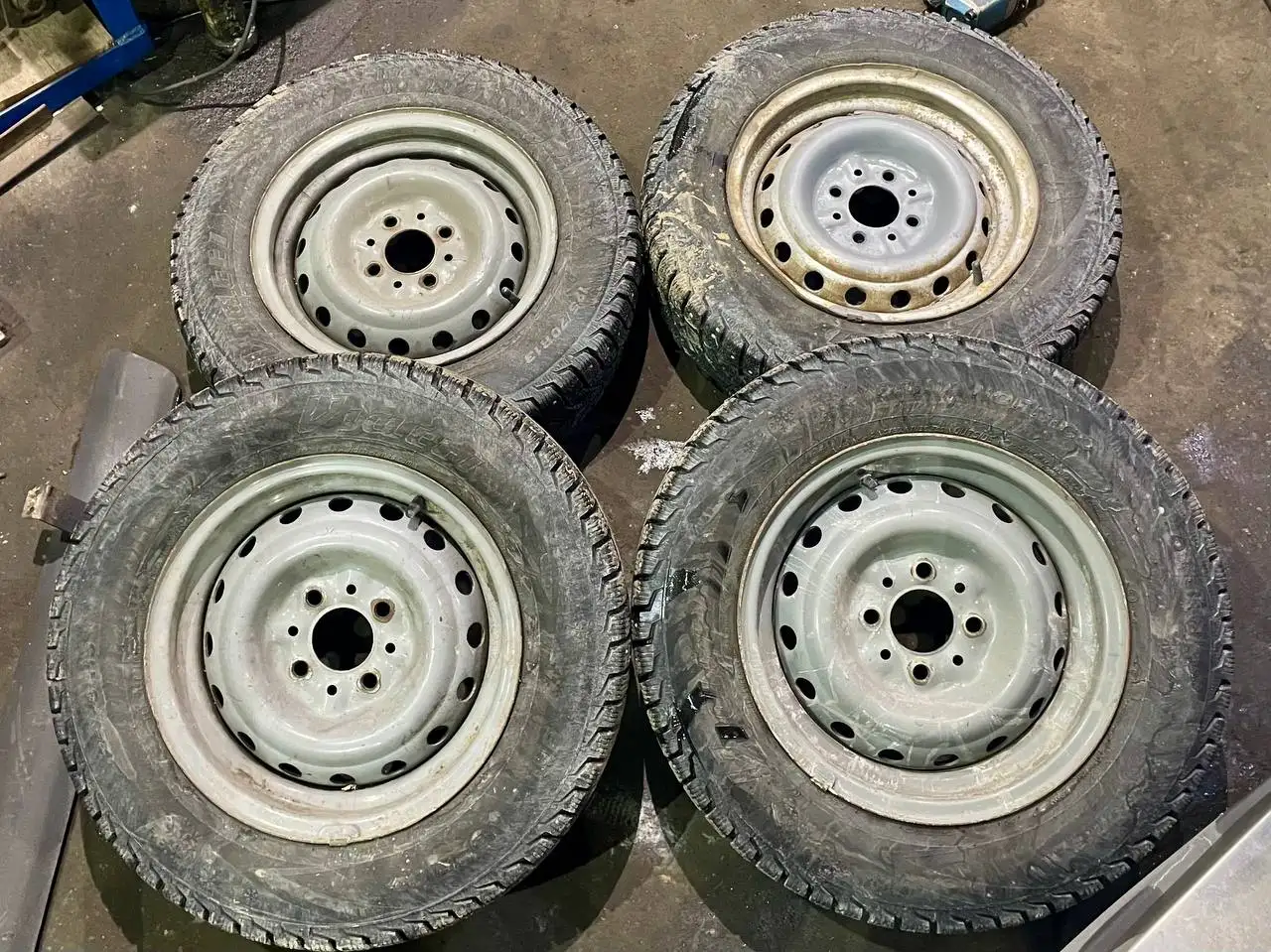 Продам комплект колес R13 с шипами 2023 года - Шины и диски (Авто) в Иркутск