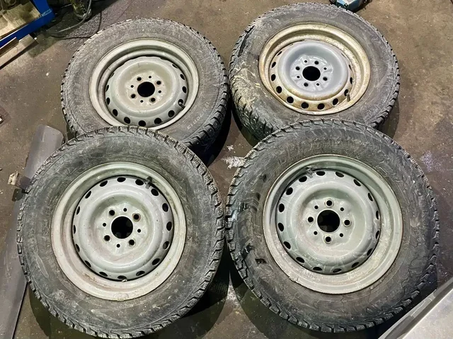 Продам комплект колес R13 с шипами 2023 года - Авто в Иркутск